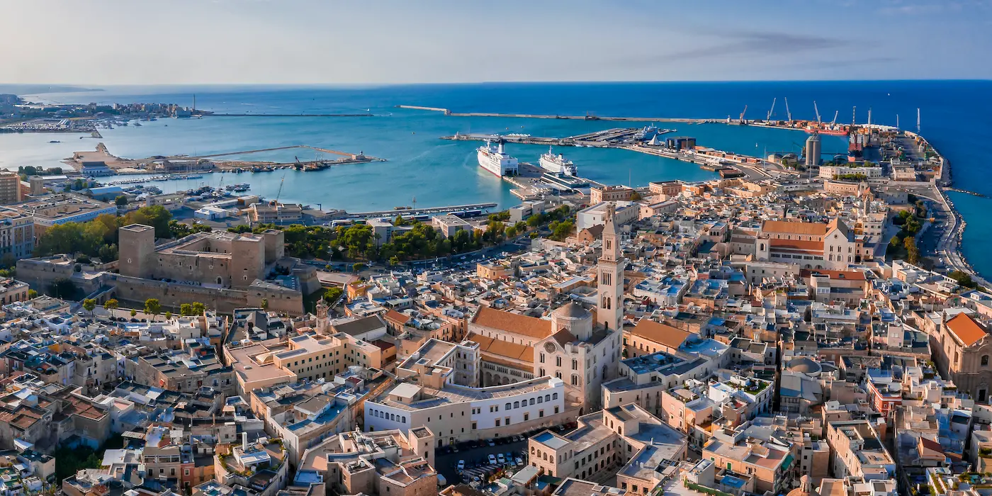 Panoramă aeriană Bari cu portul, catedrala și orașul vechi, Puglia Italia - bilete avion TravelTheme