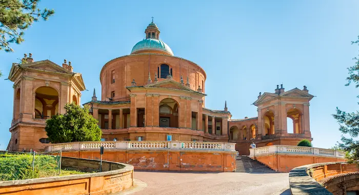 Sanctuarul Madonna di San Luca cu dom portocaliu deasupra Bolognei, Italia - bilete avion TravelTheme