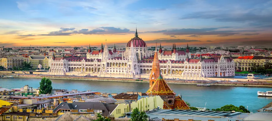 Parlamentul Ungariei pe malul Dunării la apus, Budapesta - zboruri low cost din România TravelTheme