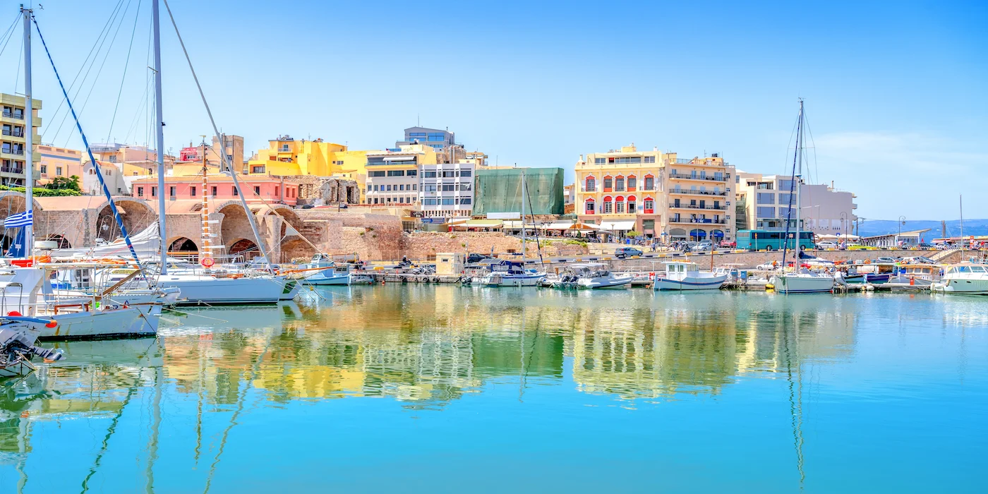 Portul vechi venețian din Heraklion cu bărci și fortăreața Koules, Creta Grecia - bilete avion