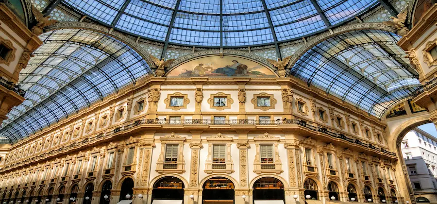 Galleria Vittorio Emanuele II cu dom de sticlă și fațade neorenascentiste, Milano Italia - zboruri low cost
