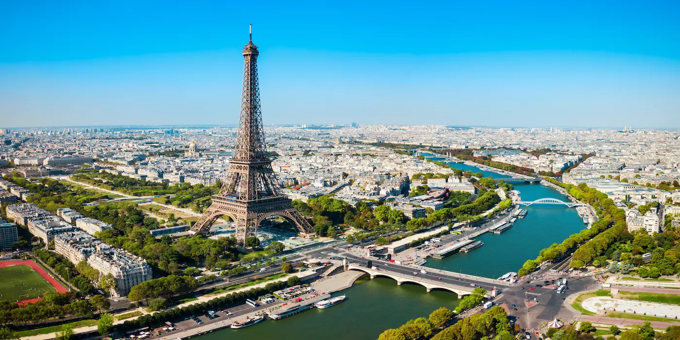 Turnul Eiffel deasupra Senei cu panorama Parisului și domul Invalides în fundal, Franța - zboruri low cost