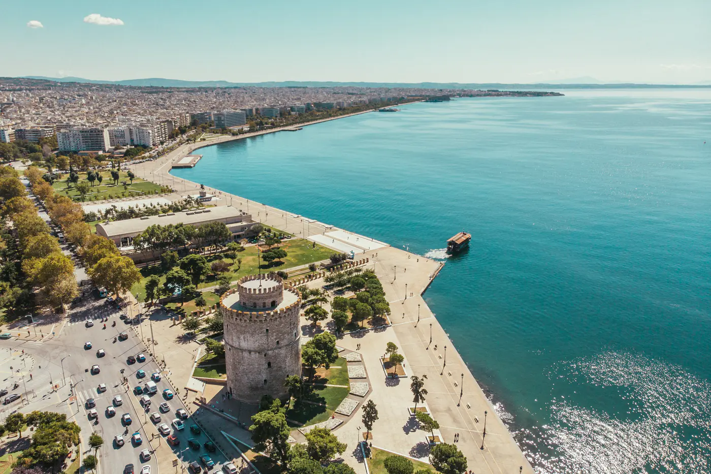 Turnul Alb și faleza Thessaloniki pe Marea Egee, vedere aeriană, Salonic Grecia - zboruri low cost TravelTheme
