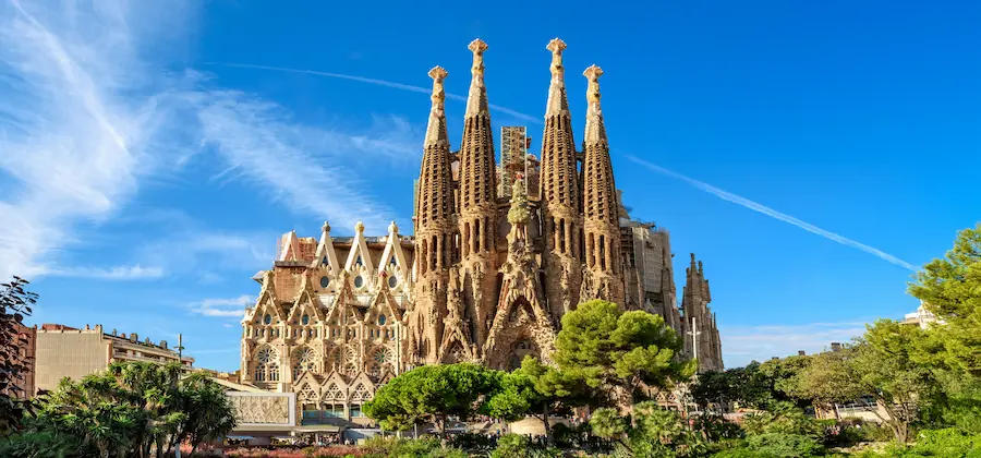 Bazilica Gaudí printre palmieri și pini mediteraneeni, atracție city break Barcelona - oferte hoteluri TravelTheme