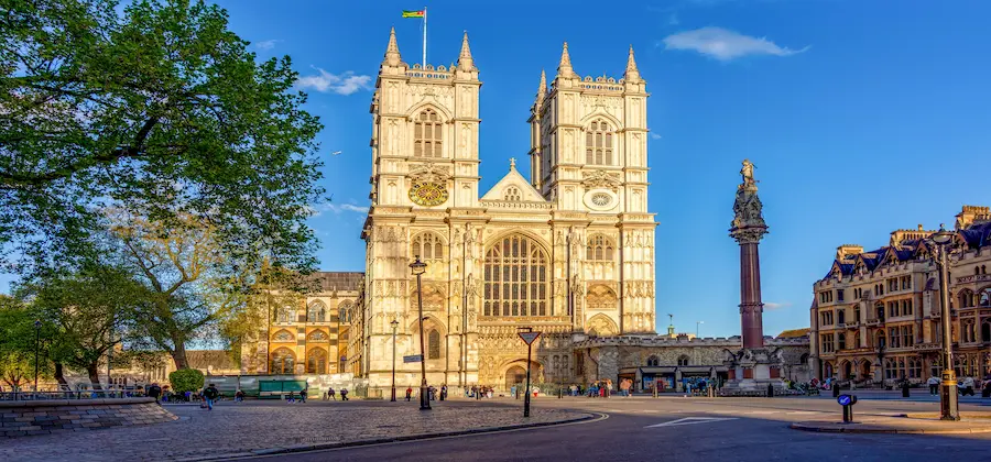 Piața Parliament Square cu Westminster Abbey și coloana victoriană, sejur scurt Londra - cazare hotel TravelTheme
