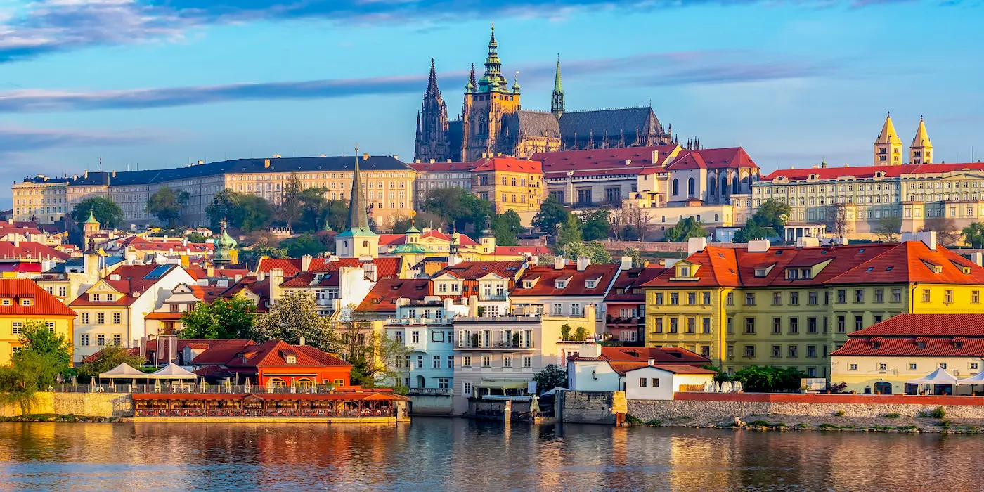 Acoperișuri roșii din Malá Strana sub silueta Castelului Praga la răsărit, sejur scurt Cehia - rezervare hoteluri
