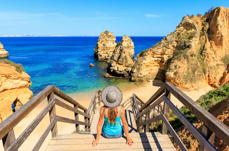 Scări de lemn spre Praia do Camilo din Lagos, Algarve — stânci aurii și mare turcoaz, sejur charter Portugalia