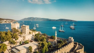 Castelul Sf. Petru din Bodrum la apus, cu marina și yachturi în port — sejur charter Turcia, Marea Egee