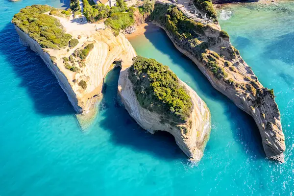 Canal d'Amour din Sidari, Corfu — formațiuni stâncoase în apă turcoaz, sejur charter Grecia