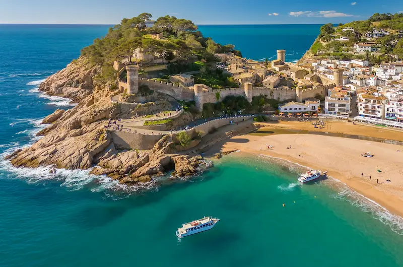 Cetatea Vila Vella din Tossa de Mar pe promontoriu stâncos, Costa Brava — sejur charter Spania