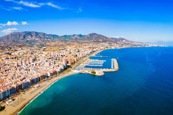 Fuengirola pe Costa del Sol cu marina și plaja lungă la poalele munților — sejur charter Spania all-inclusive