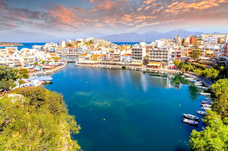Agios Nikolaos din Creta la apus, orașul construit în jurul lacului Voulismeni — sejur charter Grecia