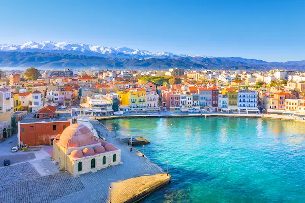Orașul vechi venețian din Chania cu portul și farul — sejur charter Grecia, Creta