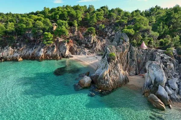 Golf ascuns din Sithonia, Halkidiki, cu stânci, pini și apă turcoaz — sejur charter Grecia continentală