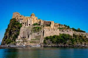 Castello Aragonese din Ischia pe insula stâncoasă conectată cu pod la mal — sejur charter Italia, Golful Napoli