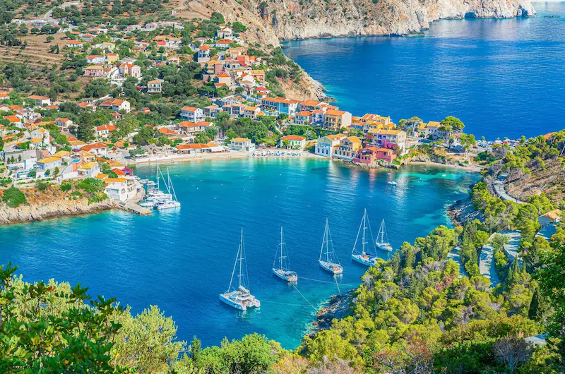 Satul Assos din Kefalonia cu case colorate și port cu catarge — sejur charter Grecia, Insulele Ionice
