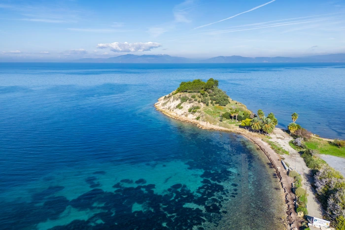 Coasta Kusadasi cu hoteluri pe stânci și ape turcoaz — sejur charter Turcia, Marea Egee