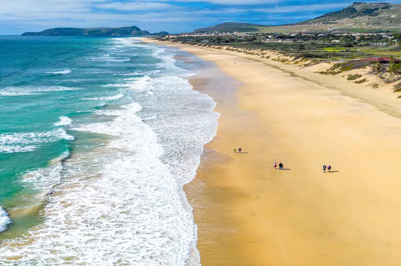 Plaja Porto Santo de 9 km cu nisip auriu și valuri atlantice — sejur charter arhipelagul Madeira, Portugalia