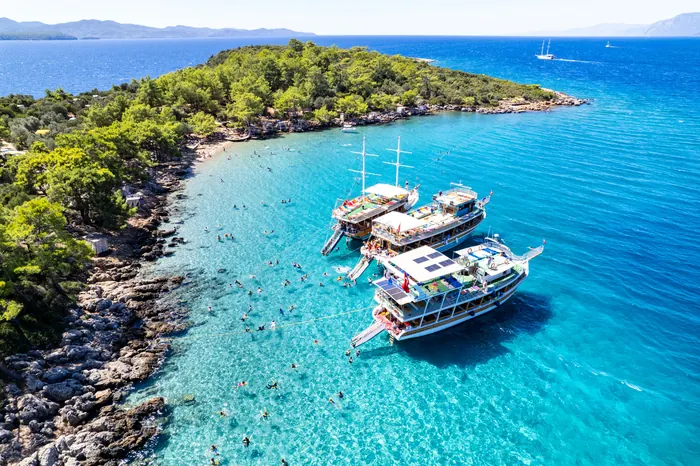 Plaja Incekum din Marmaris cu nisip auriu și mare turcoaz — sejur charter Turcia