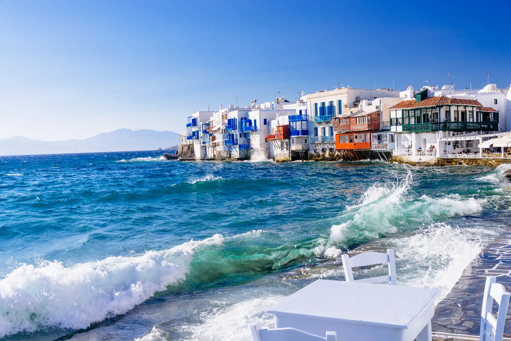 Little Venice din Mykonos — case venețiene cu balcoane colorate pe apă, valuri pe stânci — sejur charter Grecia, Ciclade