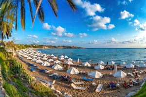 Coral Bay din Paphos cu plajă semicirculară și ape turcoaz — sejur charter Cipru