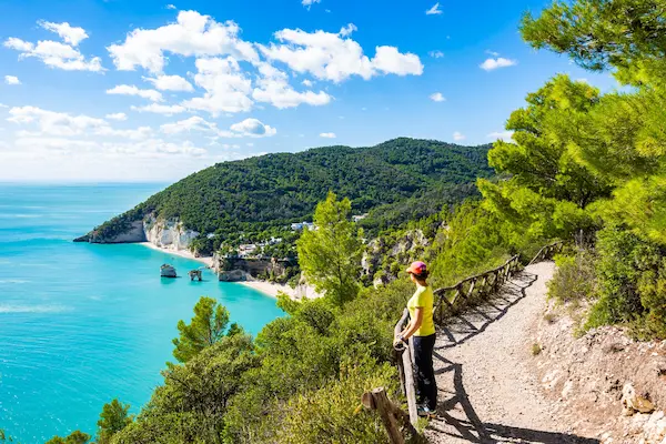 Baia delle Zagare din Gargano, Puglia — faleză verde deasupra golfului cu faraglioni, sejur charter Italia
