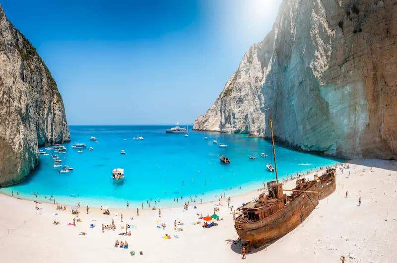 Plaja Navagio din Zakynthos cu epava Panagiotis între stânci albe — sejur charter Grecia, Insulele Ionice